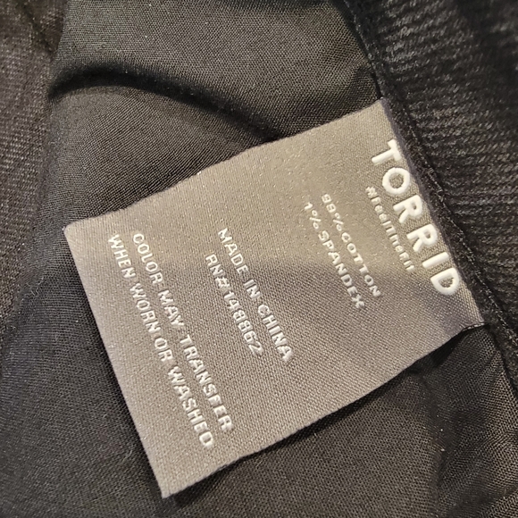 Torrid Crop Boyfriend Jean - Classic Denim Black Medium Wash Plus Size 20 NWT! - Picture 14 of 17